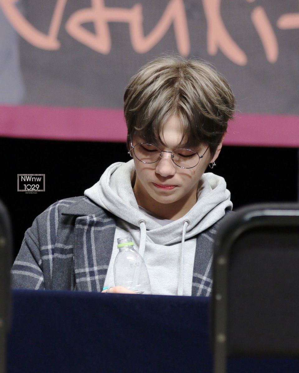 NWnw1029's tweet photo. 171118 
in 핫트 팬싸 
#강다니엘
😋🍑 https://t.co/yu9UISwXjC