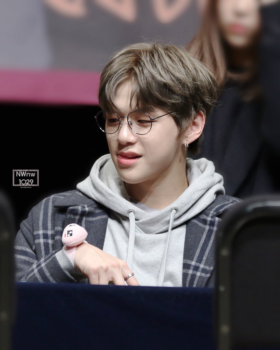 NWnw1029's tweet photo. 171118 
in 핫트 팬싸 
#강다니엘
😋🍑 https://t.co/yu9UISwXjC