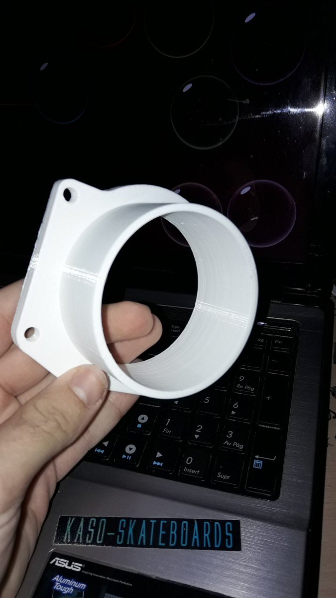 DarkShadowCnt's tweet photo. No solo uso la impresora para realizar cosas para consolas unicamente, en este caso esta pieza ha sido fabricada para poner en un coche, que opinais? Tiene buena pinta o no? https://t.co/s1UBrbutxu