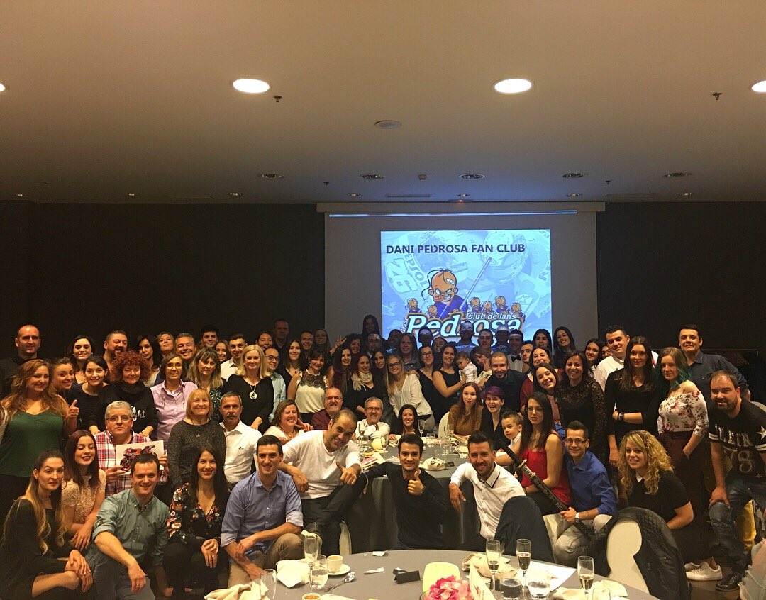 26_DaniPedrosa's tweet photo. Séptima cena con mi @ClubfansPedrosa ¡Qué gran noche con vosotros! ¡¡Gracias por tanto apoyo, emociones y cariño!! 🔝👏🏻😃 https://t.co/32NysDOQaD