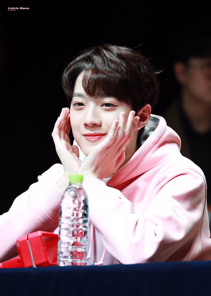 linlinx923's tweet photo. 171118 🌸🌺🌷#LaiKuanlin #라이관린 #賴冠霖 #워너원 https://t.co/ruLr29rC11