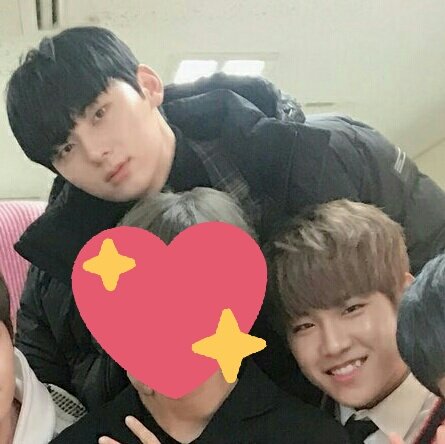 CN_archive's tweet photo. 셀카 4번 찍는동안 3번 붙어있었던거 해명해😭 https://t.co/ylY7yAzCdE