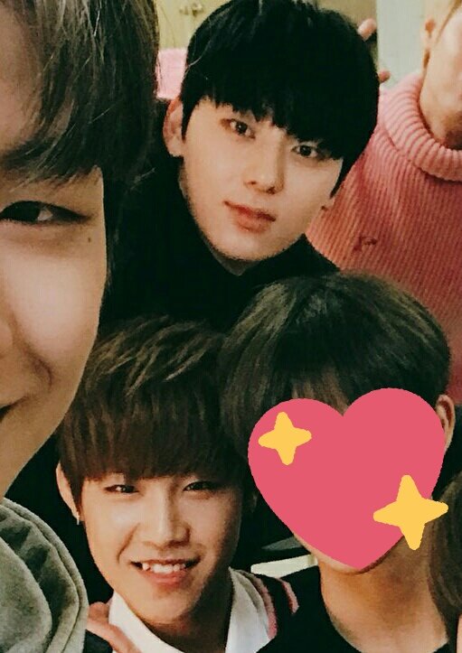 CN_archive's tweet photo. 셀카 4번 찍는동안 3번 붙어있었던거 해명해😭 https://t.co/ylY7yAzCdE