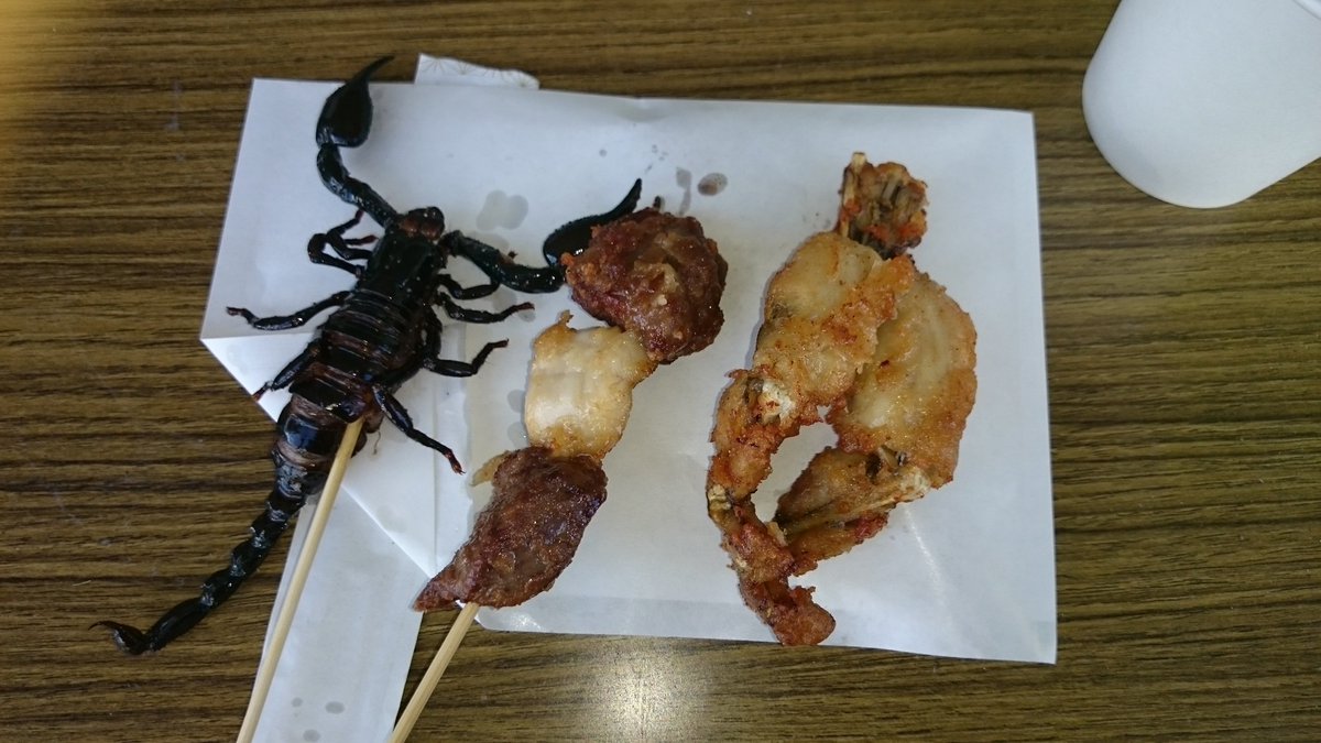 鈍色大熊猫 على تويتر 学祭でゲテモノ料理が売っていたから買ってみたのだけど まぁまぁの味だったね W 左からサソリ クシの上下がカンガルー 真ん中が蛇 カエルの足 写真には写ってないけどワニの肉を食べました º ﾛ º๑ 何で売っていたのかわ分からない