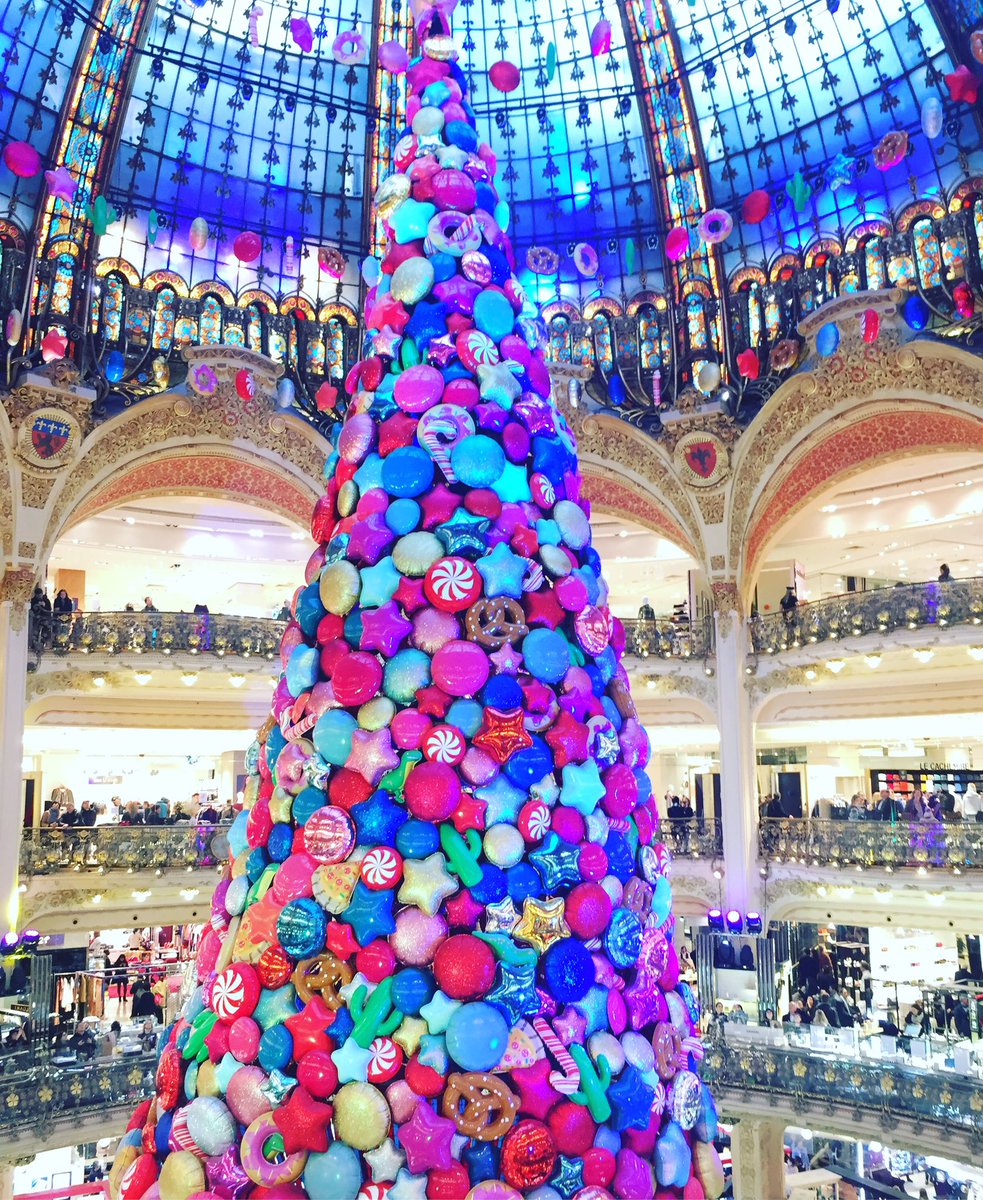 Découvrez, en famille, le magnifique sapin des Galeries Lafayette <a href="/Galeries_Laf/">Groupe Galeries Lafayette</a> ❤️🎄🎁 #noel #christman