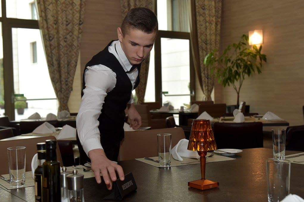 ProsvjetaCG's tweet photo. Posjetili smo "Hilton" gdje se naši đaci obučavaju po dualnom sistemu i evo šta smo vidjeli: #obrazovanjecg #prosvjetacg @damirsehovic https://t.co/HpafOVLuty