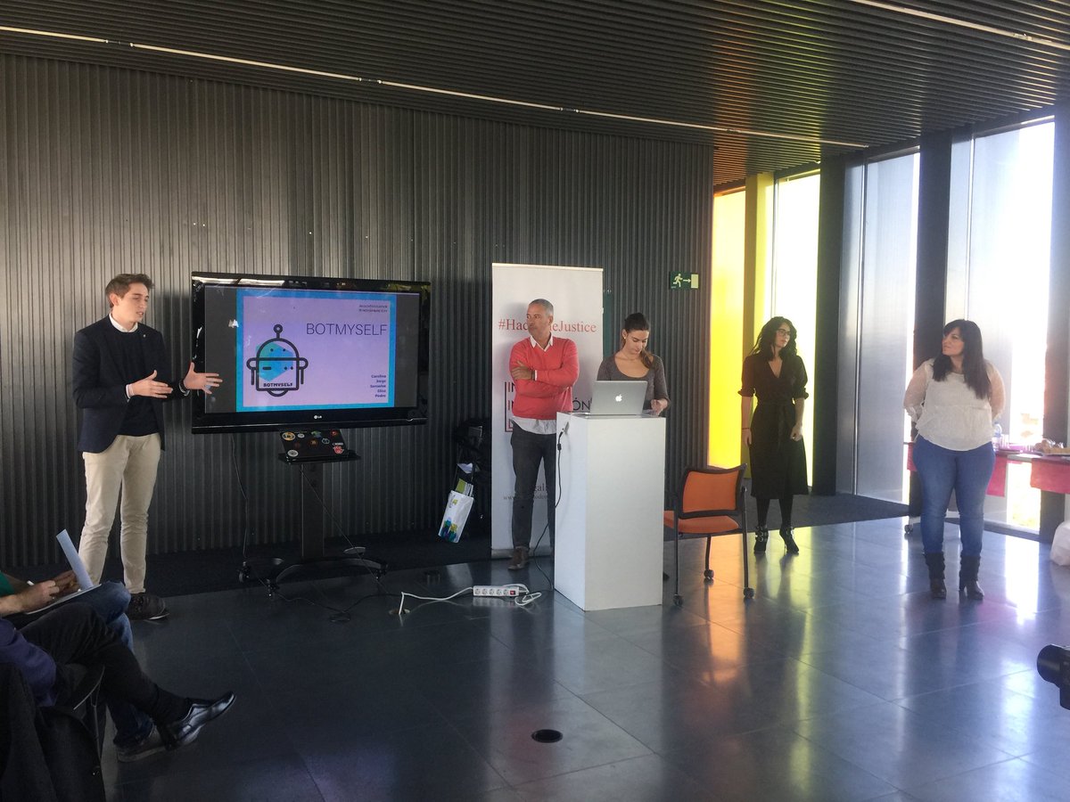 legalinnovatio's tweet photo. Presentación de #BotMySelf un marketplace de #chatbots para E-commerce #HackTheJustice https://t.co/KXlPw5e5Ji