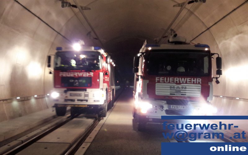 ffstpw's tweet photo. #Einsatzübung im #Pummersdorfertunnel https://t.co/gnDCmb4OsX // @unsereOEBB #ffstpw #Feuerwehrausbildung https://t.co/fjRrT0daIU