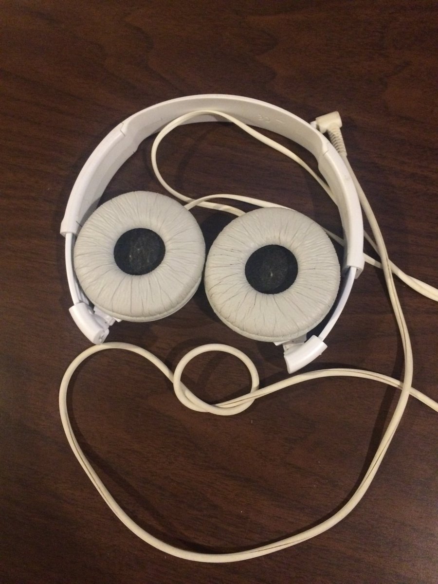 eshIII's tweet image. Good morning headphones! You look like you're ready to rock today! #anthropomorphism