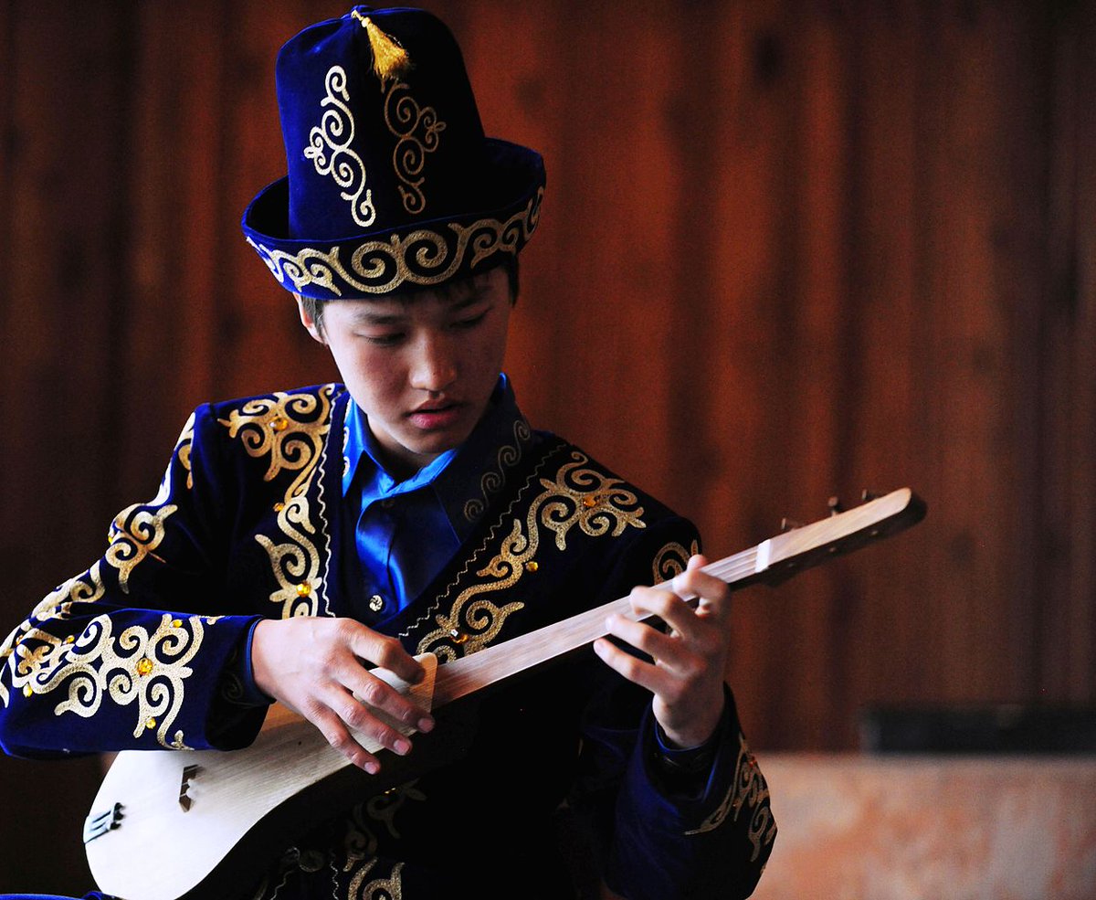Novastan_Fr's tweet photo. Le #Komuz, instrument de #musique des #nomades https://t.co/s4qzcqDRBu #Akyn #Culture #Tradition #Kirghizstan https://t.co/UnNHtbWeJd
