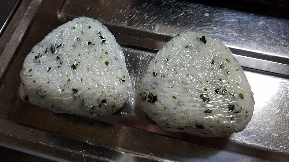 りゃあ 明日からまた始まる一週間 仕事中に食べるお昼ご飯のワカメおにぎり いつもは嫁が作ってくれるけれど出産後で入院中の為 自分で作る 完成したいびつな形のおにぎり 改めて嫁の存在がいかに大切かが分かります いつもありがとう これから りゃあ 明日からまた始まる一週間 仕事中に食べるお昼ご飯のワカメおにぎり いつもは嫁が作ってくれるけれど出産後で入院中の為 自分で作る 完成したいびつな形のおにぎり 改めて嫁の存在がいかに大切かが分かります いつもありがとう これから