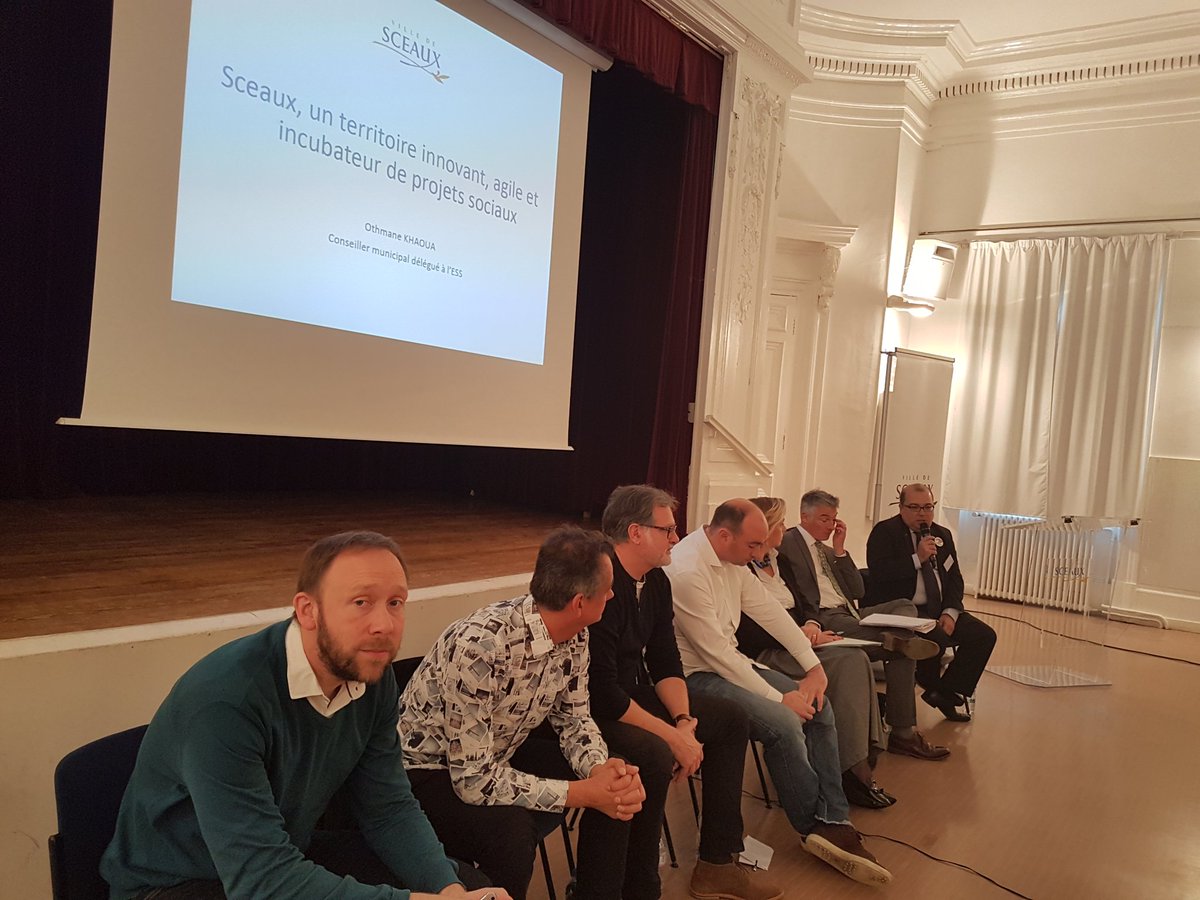 Othmane_Khaoua's tweet photo. [#Ess #Socinn​ #Socent #CollTerr #DemocratieLocale]
Beau succès du #ForumEss2017 @Ville_de_Sceaux.
Grand merci aux exposants, pitcheurs d'initiatives innovantes, intervenants de la table ronde “ L'#IntelligenceCollective pr co-construire le monde de demain ” &amp; au public present ! https://t.co/So24oKxnvU