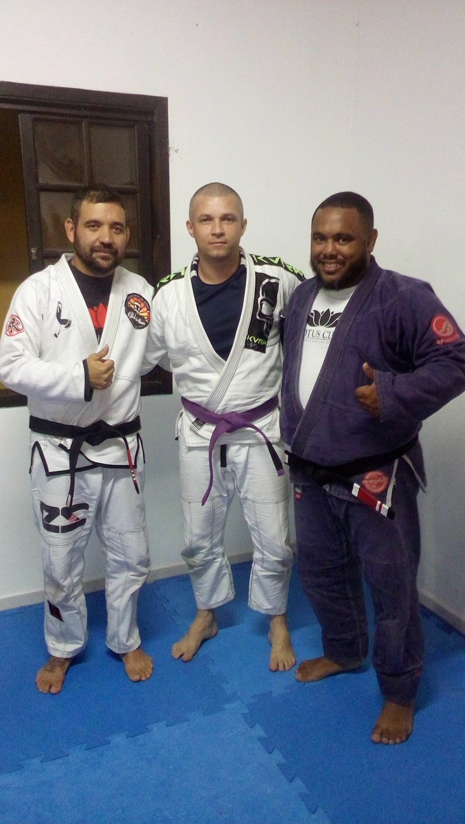 Arte suave, que nos faz ser pessoas melhores a cada dia.Super feliz por receber a faixa roxa das mãos dos senseis Kadu e Dudu. LOTUS CLUB