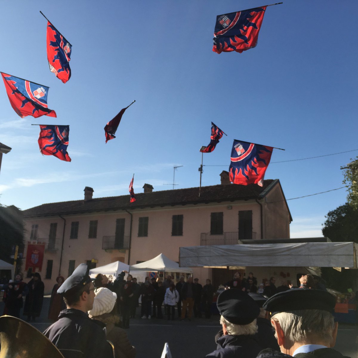AndreaOlivero's tweet photo. Grande festa a #Vezza per la Fiera del Tartufo Bianco e dei Vini del Roero. Complimenti al nuovo cittadino, l’architetto Lupi! @TargatoCN @StampaCuneo https://t.co/qtzdce7Bmz