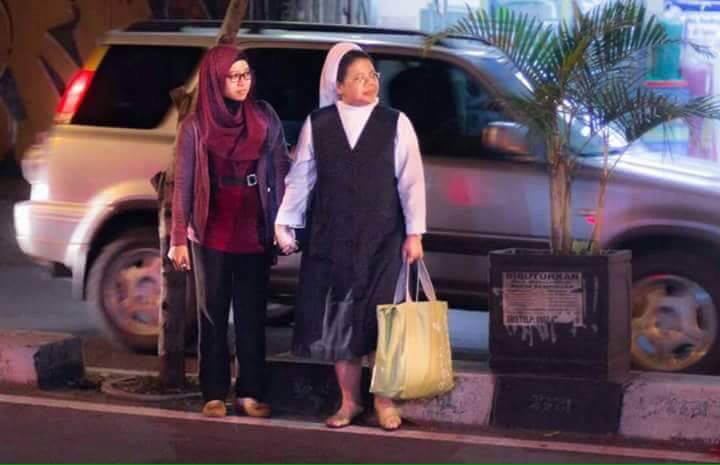 AfifFuadS's tweet photo. Jika kau benci melihat foto2 ini, kau tak layak ada di Indonesia, kita besar karena keberagaman dan kerukunan

#KamiToleran

@qitmr @AmbarwatiRexy @ditnaras @Yettidewi @SantriCyberArmy @wakilgubernurKW @ilmi_rhoudhotul @jinn_gemblung @AbdViking @adtaufiq @GunRomli @AhlulQohwah https://t.co/InqPsvAQfr