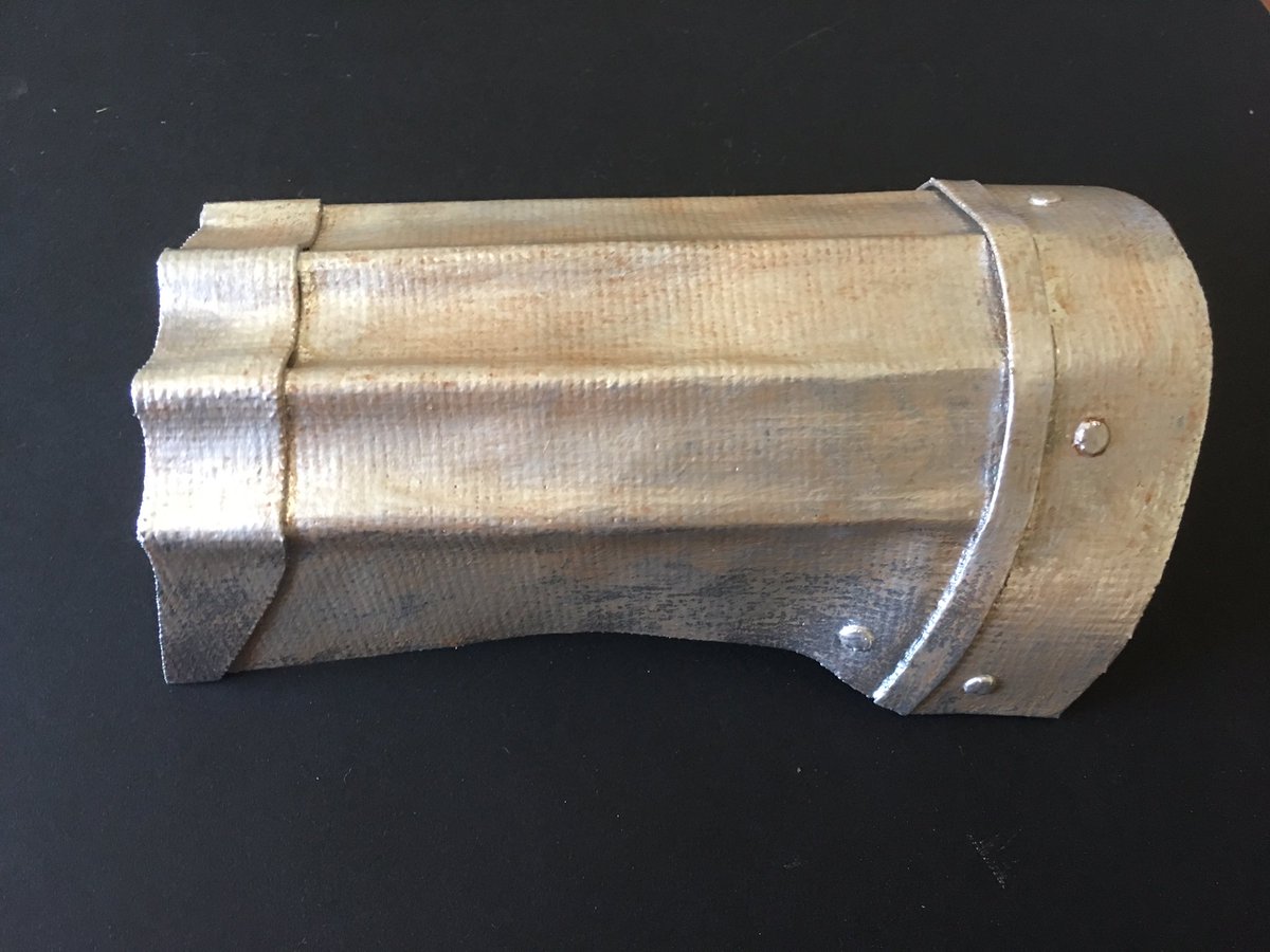 GProIllustrator's tweet image. Stage 3 - Painting of Armoured gauntlets almost finished 😊🎨🎭