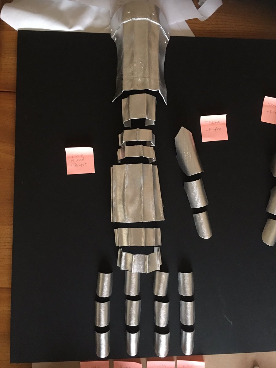 GProIllustrator's tweet image. Stage 3 - Painting of Armoured gauntlets almost finished 😊🎨🎭