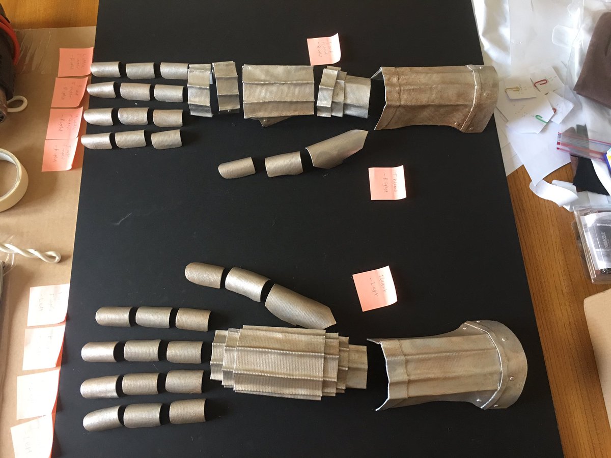 GProIllustrator's tweet image. Stage 3 - Painting of Armoured gauntlets almost finished 😊🎨🎭