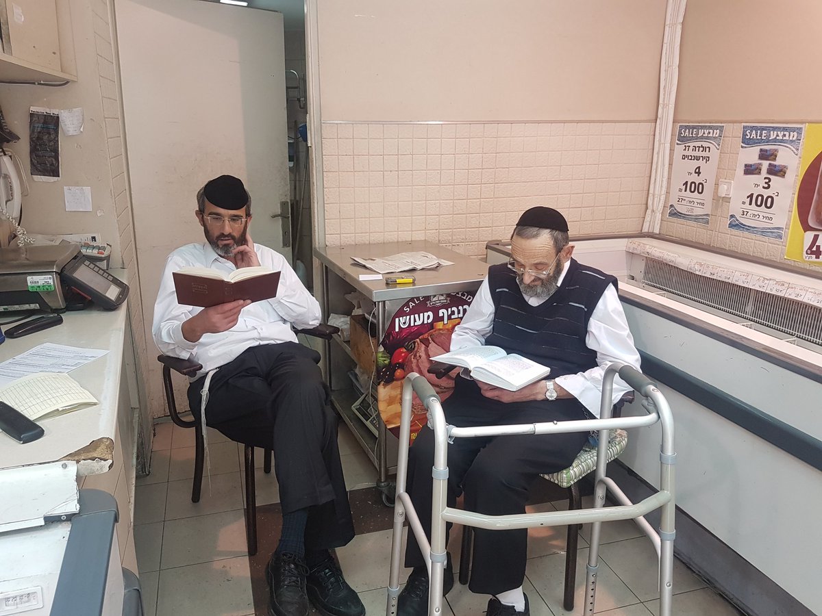 מי כעמך ישראל. הגעתי לקנות קצת בשר באיטליז הירושלמי מטעם חפץ חיים (טלסניק) ותפסתי את בעל הבית ובנו שקועים בלימוד. שלוש דקות עד ששמו לב שהגעתי.