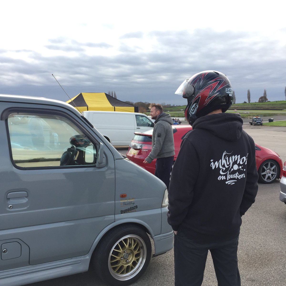 Inkymole's tweet photo. My favourite photo of the day: Man + His Van 🖤🏁🚙🔰🇯🇵 #carryvan #suzukicarry #keicar #keivan #trackday https://t.co/xLNFVYTN7x