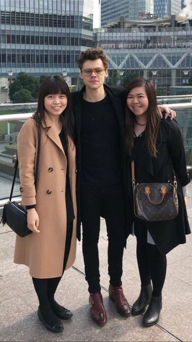 Roberta71503668's tweet photo. Ancora Harry oggi a Shanghai, in compagnia di due fans. Gli occhiali 😍. 

19 Novembre 2017 @Harry_Styles https://t.co/nzjP1ARm0W