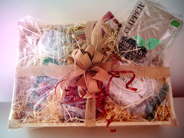 dogbus999's tweet photo. We have been donated a beautiful hamper to raise funds for the #dogbus Raffle tickets go on sale next week. Only £1 a ticket for a chance to win a beautiful hamper, a great gift for Christmas. Thank you #raffle #hamper #charity https://t.co/YmnqLz9qb1