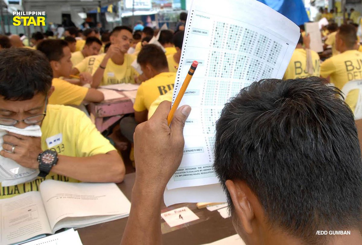 PhilippineStar's tweet photo. LOOK: 877 Manila City Jail inmates take the Alternative Learning System Accreditation and Equivalency (ALS A&amp;E) Test under the Department of Education Sunday. Passers will have the privilege to enrol in high school and may get courses in college. https://t.co/tDwR33NVGG