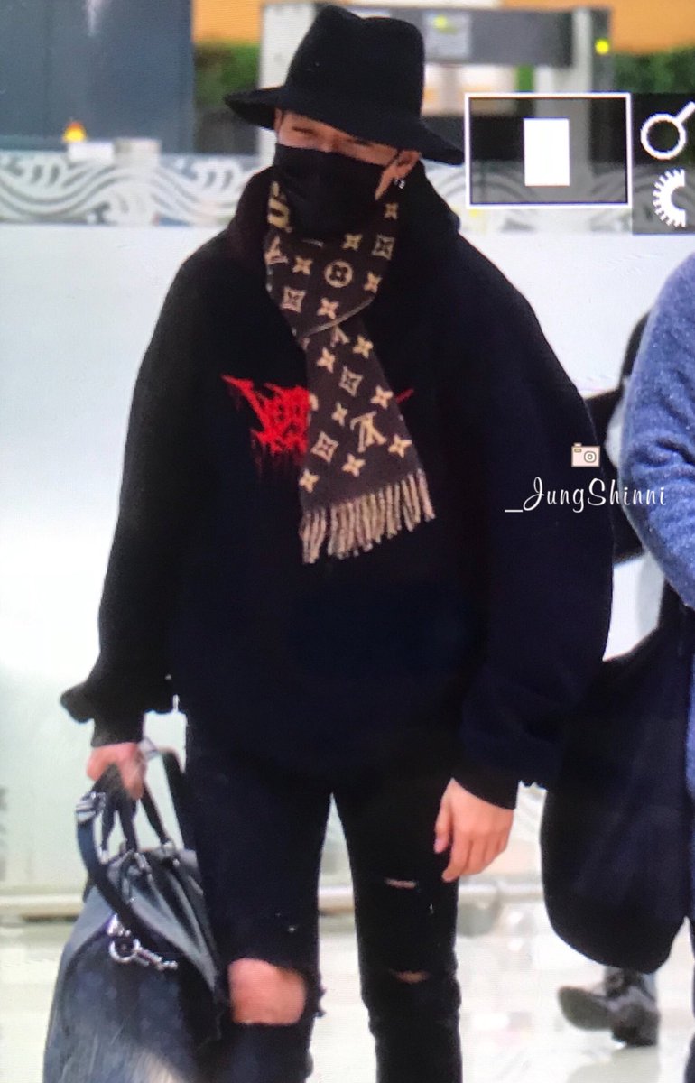_JungShinni's tweet photo. #이정신 #LeeJungShin  
171112   김포입국  
날씨가 추우니 옷을 많이 입으세요❤️❤️❤️❤️ https://t.co/gKqHYgAKUU