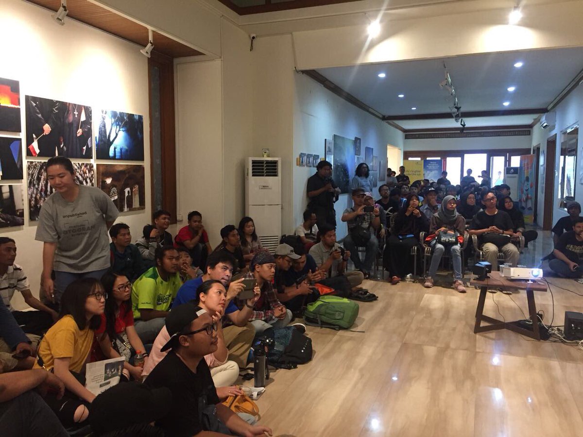 kompasmuda's tweet photo. Full house! Diskusi foto jurnalistik bersama @arbainrambey di #KompasUnpublished didukung @pln_123 @AsiaPulpPaperID @sonyindonesia @bankmandiri @SunLife_ID @pertamina @BankBCA https://t.co/lc1TbaZmrR