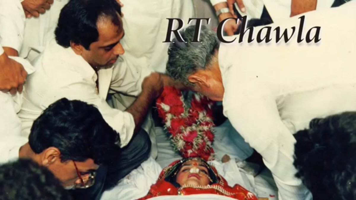 This was Divya Bharti funeral you can see Sajid Nadiadwala in a bad state a...