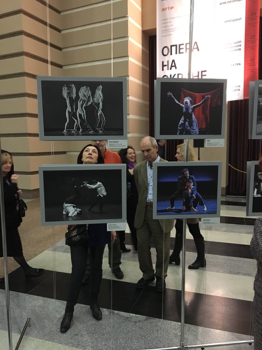 FranceEnRussie's tweet photo. L'exposition de Vladimir Lupovskoy "Trains divers. Danse contemporaine française en Russie" au Théâtre musical Stanislavski @stanmus de #Moscou  dans le cadre des festivals de #dansecontemporaine  #DanceInversion et #contextdianavishneva dure jusqu'au 25 novembre @if_russie https://t.co/LH16XkYpEN