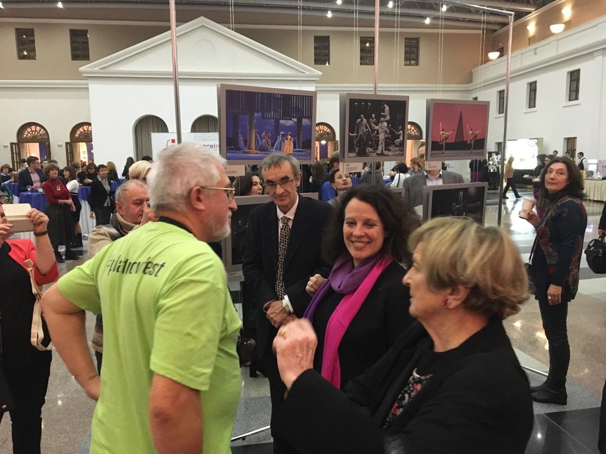 FranceEnRussie's tweet photo. L'exposition de Vladimir Lupovskoy "Trains divers. Danse contemporaine française en Russie" au Théâtre musical Stanislavski @stanmus de #Moscou  dans le cadre des festivals de #dansecontemporaine  #DanceInversion et #contextdianavishneva dure jusqu'au 25 novembre @if_russie https://t.co/LH16XkYpEN