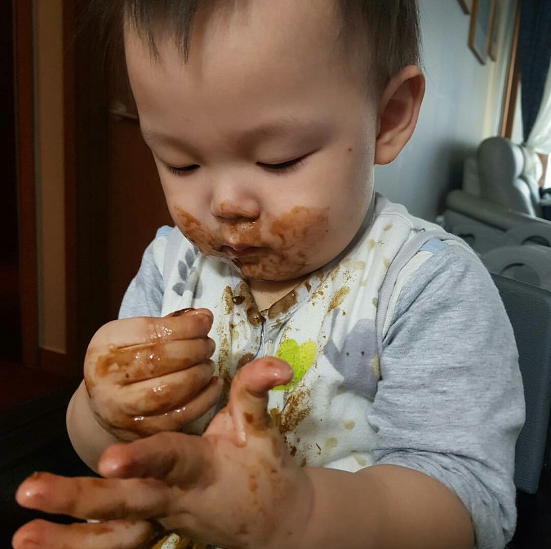 ukissthailand's tweet photo. [IG] #Eli 맛있는 짜장면 먹기! #짜장면 #Michael#Minsoo #Kim #Lillehaven #bathtime #messybaby#nuna #babytable #사랑해 #love #baby #Kimfamily
https://t.co/KMIAqKEWRY https://t.co/s7kGci7eLt