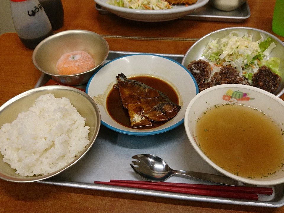 AMOREFreeman's tweet image. 十数年ぶりの給食を頂きたいと思います✨(*･ω･)