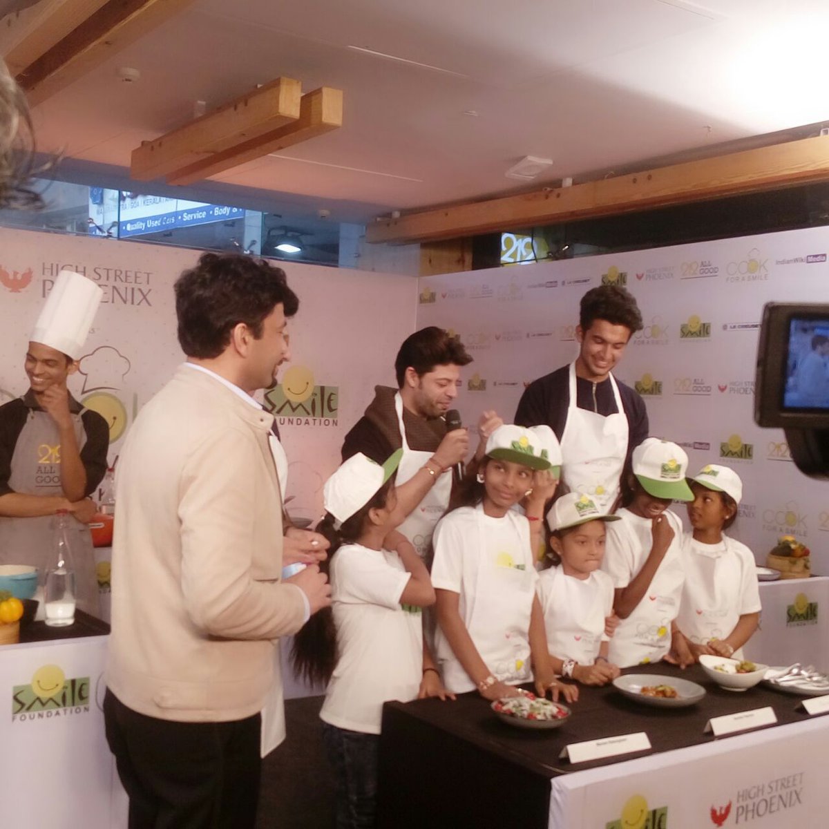 smilefoundation's tweet photo. Things are getting cookin' as our awesome participants cook for a cause at the 8th edition of #CookForSmile with Chef @TheVikasKhanna in #Mumbai at @gophoenixing 🍲
#Nutrition #SmileWithPhoenix #BuriedSeeds #ATreeNamedGanga https://t.co/ZTSVQgixOH