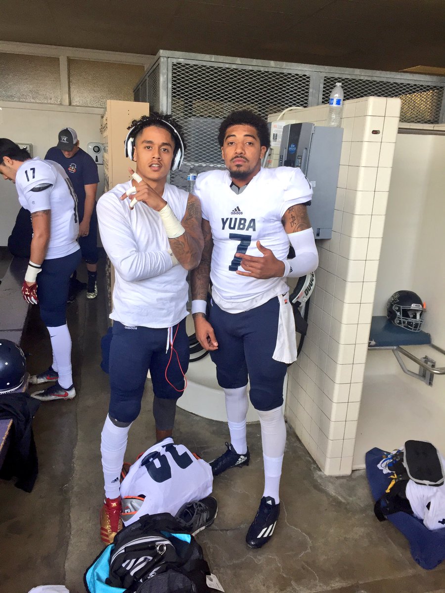 DTolentino22's tweet photo. Talked about being in this Position years ago &amp; Now We have the Chance now to Earn these Scholly's &amp; Better our Life's .. No better feeling . 🙏🏽😤🏈 #RIPBigBrother #RIP64 @zayrios7 #JUCOPRODUCTS https://t.co/XhNJe9vvtt