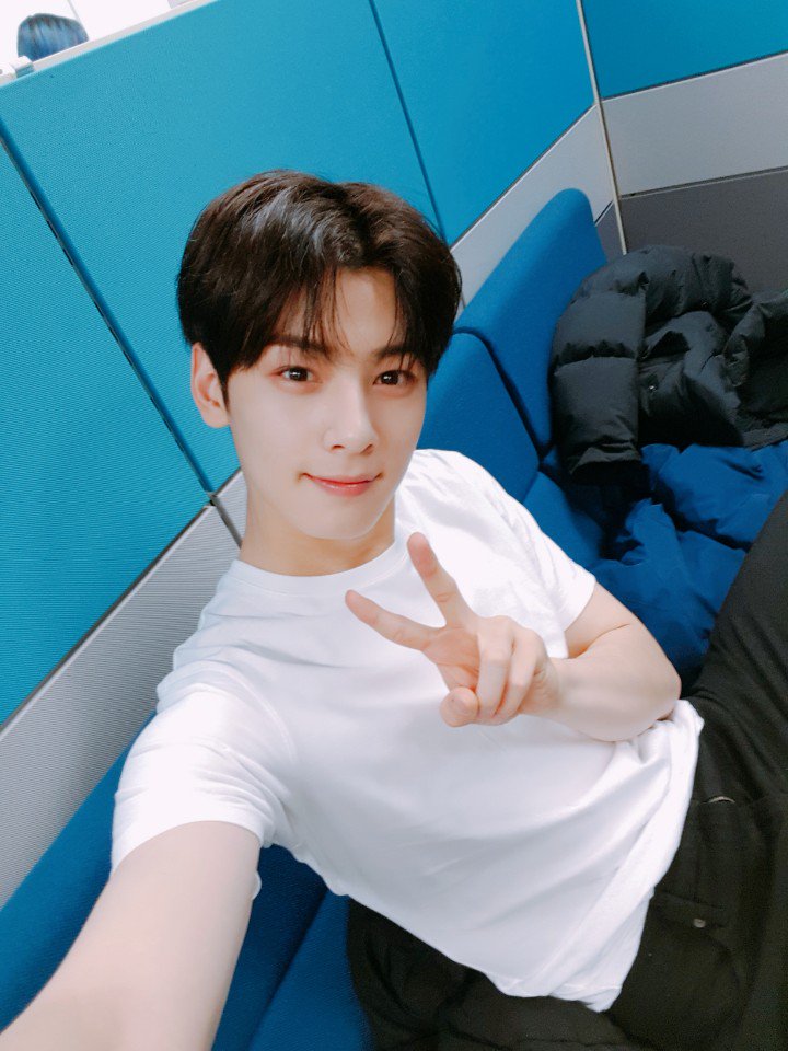 offclASTRO's tweet photo. 곧봐요♡
#첫팬싸 #이차장 https://t.co/YvO7h1zwC6