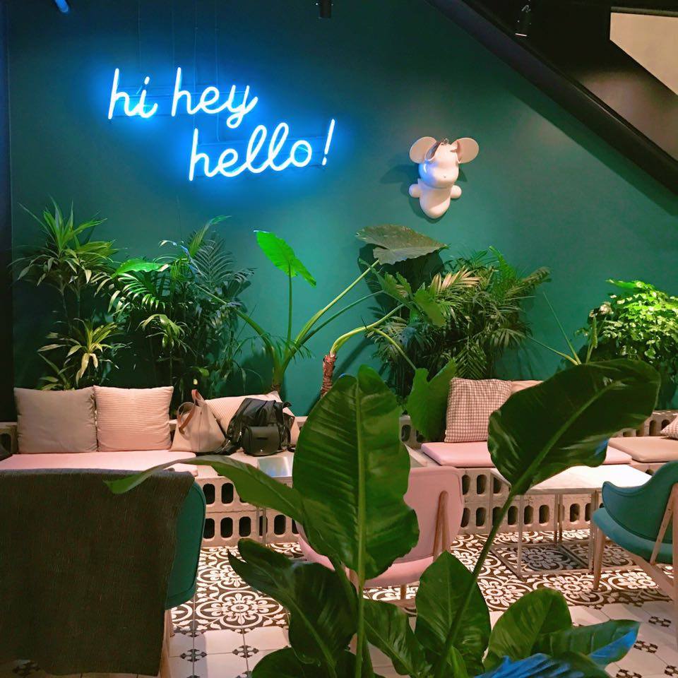 twittkto's tweet photo. ショッピングの合間に #hiheyhello カフェで一息。最近ソウルのホットプレイスとしてインスタグラムを中心に話題のカフェです♪ #ソウル #カロスキル #hiheyhello #서울 #가로수길 #하이헤이헬로 https://t.co/huvIVBfdu7