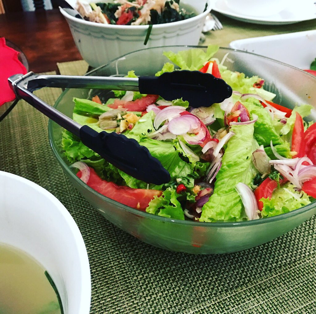 CDOmnivore's tweet photo. Eating at home is a joy when your sister is a culinary artist. Chili crabs; cilantro &amp; pepper crusted seared tuna w/ salad side; &amp; sashimi https://t.co/YngkSdBtCx