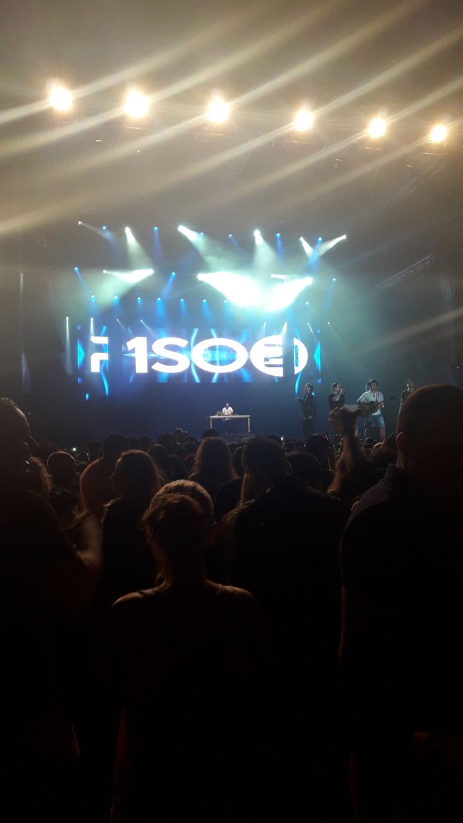 Helenplaza's tweet photo. @llanepiso21 Gran concierto! @piso21music gracias por los momentos únicos que nos regalais! Asi las dspedidas son menos amargas #equipobarceló #despedidasunicas 🙈🙈 https://t.co/96W53SJNv2