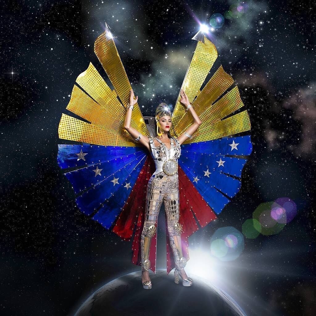 Nuestra representante al <a href="/MissUniverse/">Miss Universe</a> mostrando con orgullo el tricolor nacional. #YosoyVenezuelaytengoderechoa