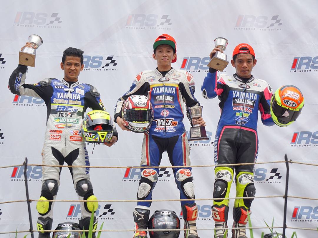 YamahaRacing_Id's tweet photo. Selamat kepada juara #Sport150 #IRS5 #IRSSentul #YZFR15 Race 2π
P1 π Wahyu AJi Trilaksana
P2 π Rafid Topan
P3 π Gupita Kresna
#Sentul #LifeIsARace https://t.co/8SGqiTqAC6