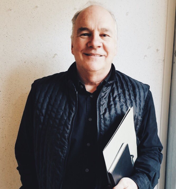 narisa_lin's tweet photo. This is Professor Christopher Ozubko from the @UW design division, we asked him what role #socialmedia plays in our #society and he responded "it has changed the dynamic of a family unit as people now spend more time on a APP than with their family". #360NN #JRLWeb https://t.co/2hxv47OlX5