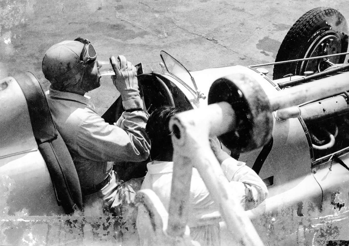 formulersimages's tweet photo. 1 de Julio de 1934, GP de Francia (Montlhéry). En la imagen sale Manfred von Brauchitsch dentro de su Mercedes-Benz W 25 refrescándose durante una parada en boxes. #FormulersImages https://t.co/Us90dKME1l