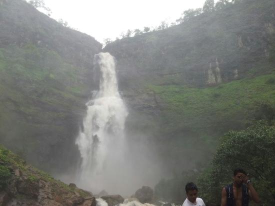 #dugarwadi #waterfall
#AmazingNashik #VisitNashik
Visit- nashikinfo.in/dugarwadiw.php