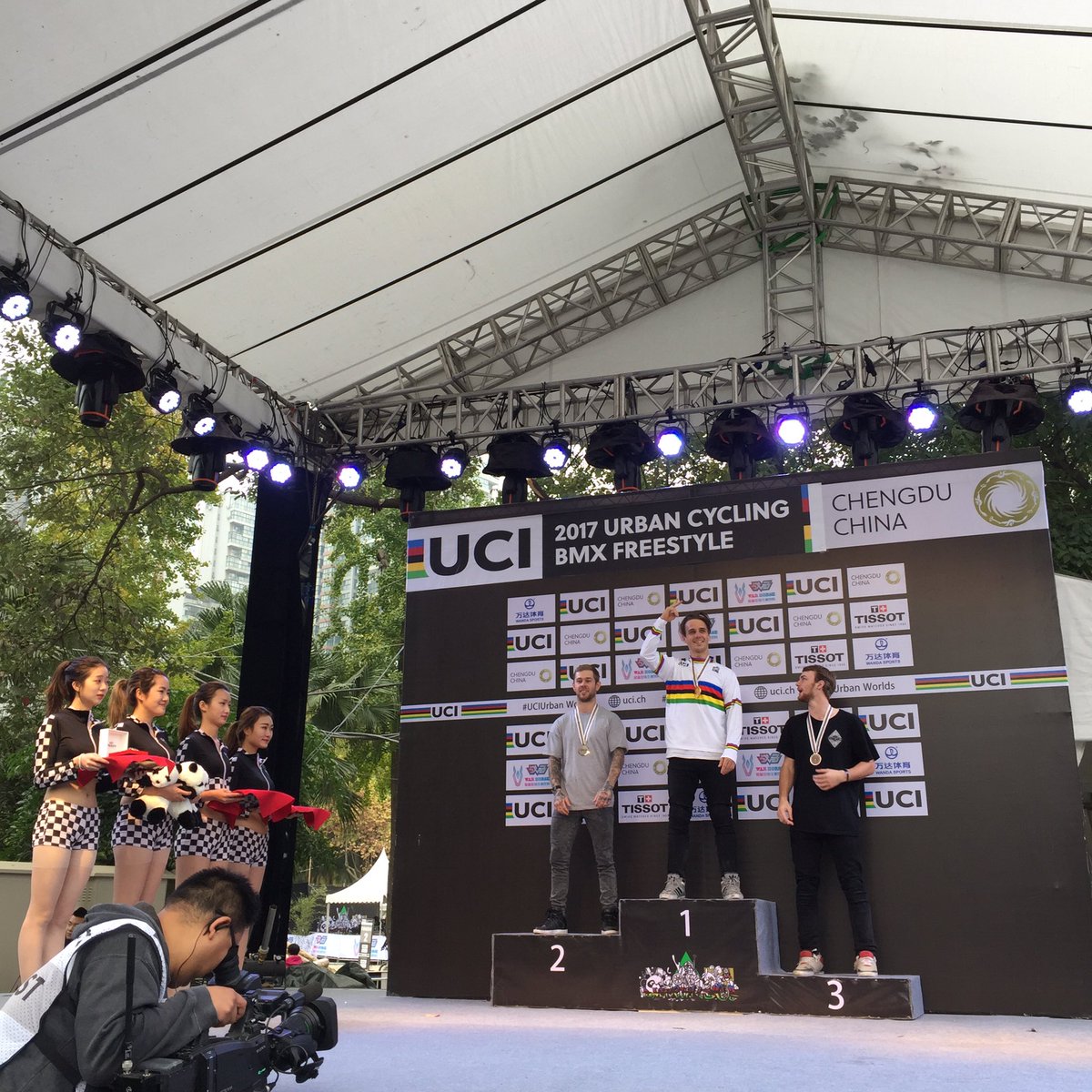 UCI_BMX_FS's tweet photo. Men's Podium 🌈
🥇 Logan Martin 
🥈 @AlexColebornBmx 
🥉@Coltonbmx1 
#UCIUrbanWorlds https://t.co/PTfn7Ud9an