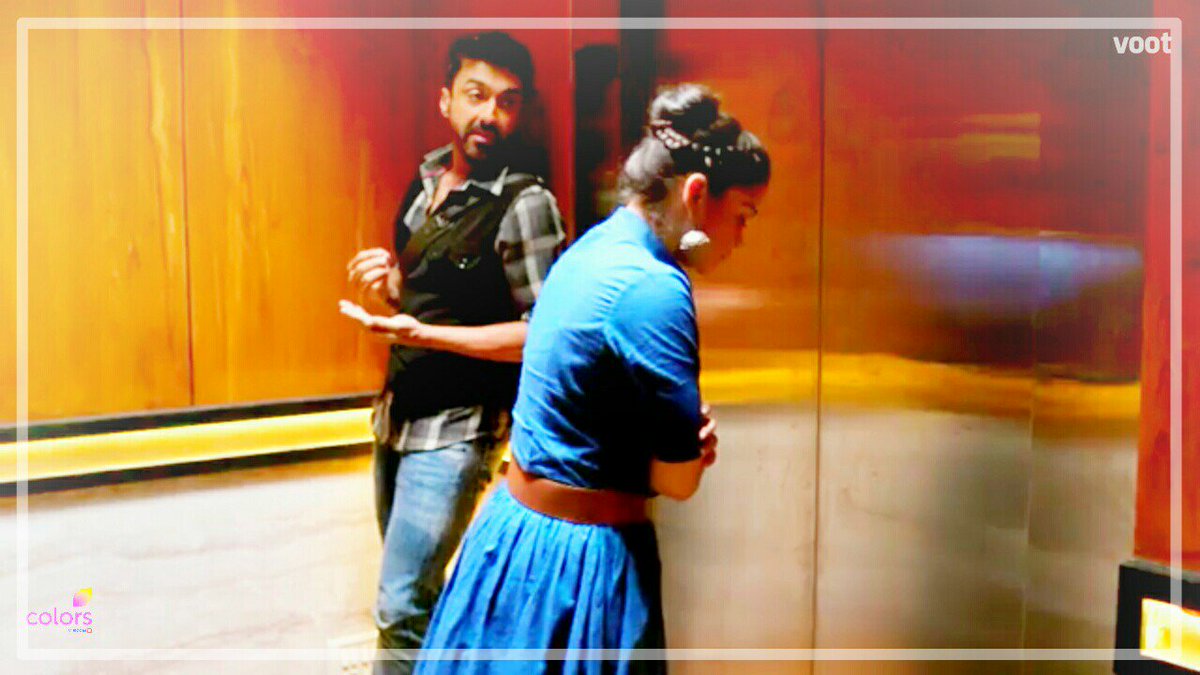 iSaimaax's tweet image. This scene Was Epicc😂😂😂
How He Throw Chana On Her😂😜

This two are😍😩
#DevOnColors #DevMeera 
@ColorsTV @AshishChowdhry @sumona24