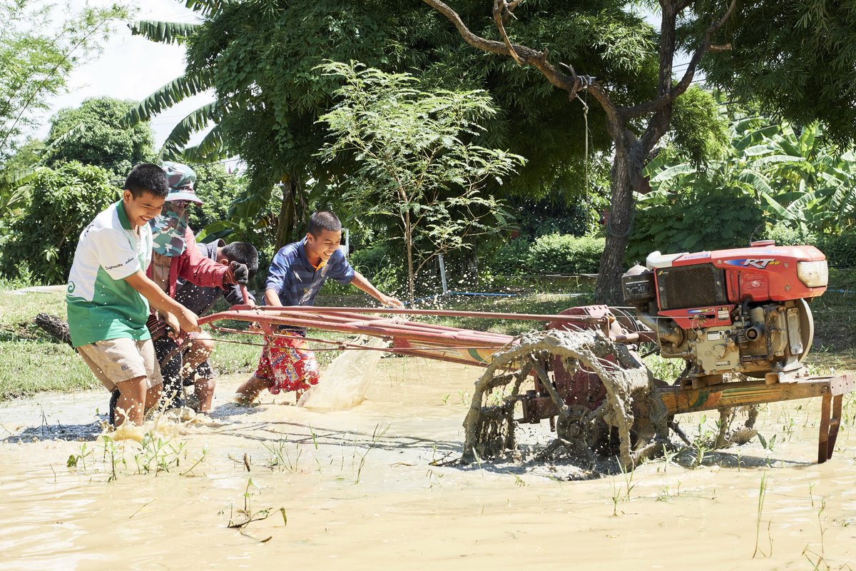 MercyBangkok's tweet photo. #MercyFarm #SkillsForLife Our older boys learning all about being self sufficient at the Mercy Centre farm. Operated with and by your donations. Keep our boys on track learning new skills. #HelpThemLearn #DonateNow https://t.co/IPcItP7pI1 https://t.co/ppe8rvSWrB