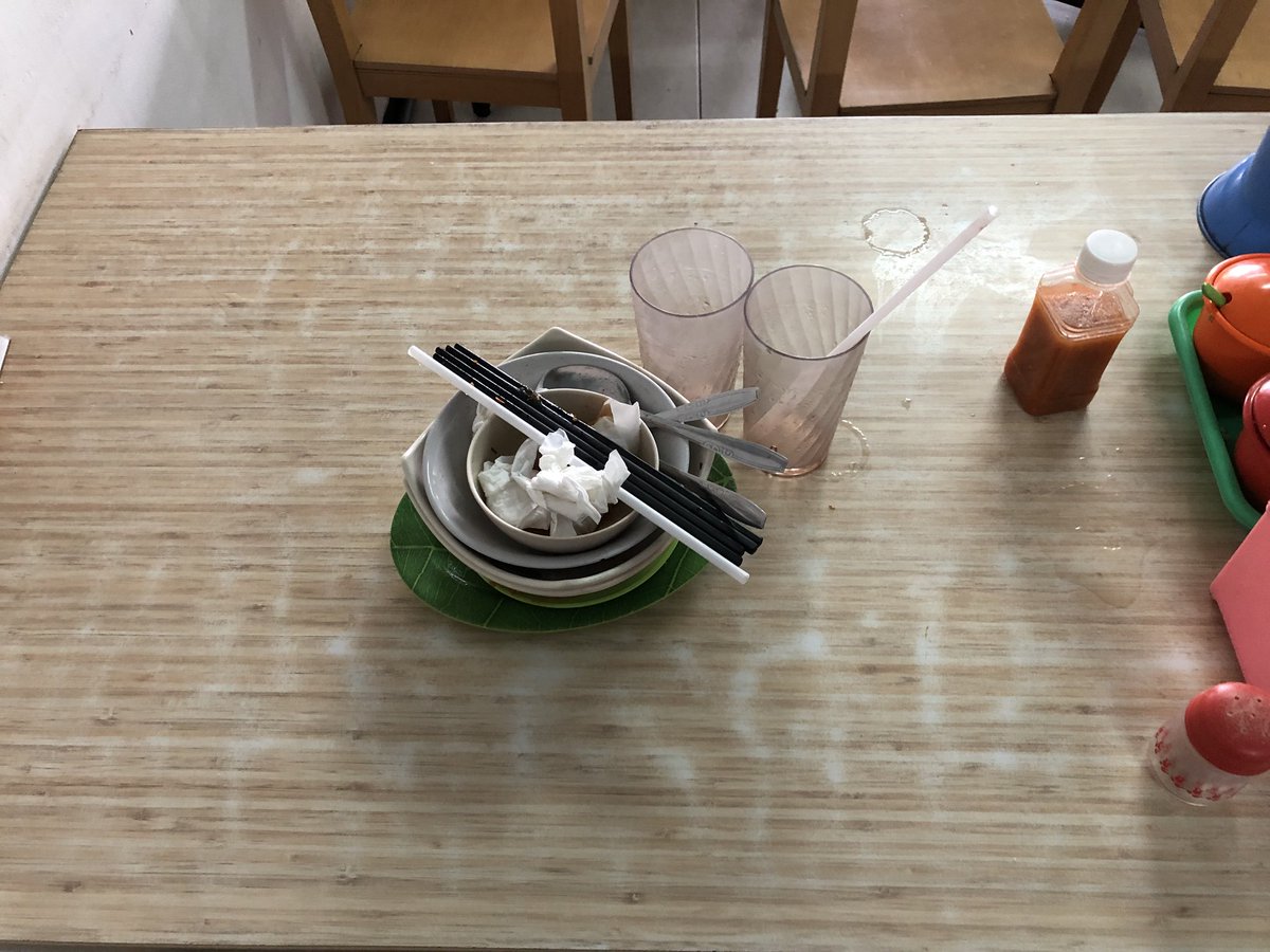 Enak juga kan ngeliatnya, ninggalinnya? Meja gw dan meja sebelah. Cobain yuk 😉#TumpukDiTengah