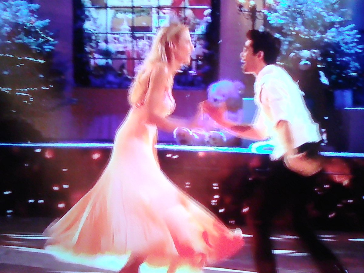 ValoudelOM's tweet photo. @LMilotOfficiel @christophelicat @Elodiegossuin Whaouu π Magnifique π #QuickStep πππ© #DalsSwitch
π #Dals8 https://t.co/LGMJV4n7V4